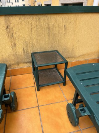 2 Tumbonas y mesa auxiliar