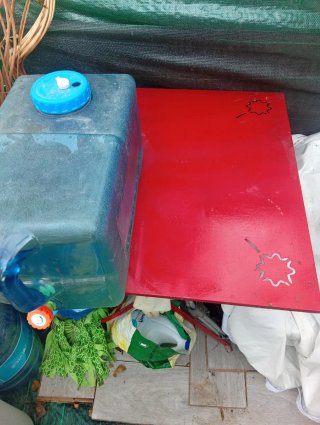 Tavolo e 3 Sedie in Ferro Battuto Rosse
