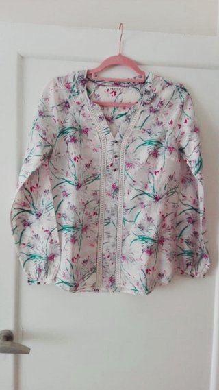 Blusa floral manga larga con detalles