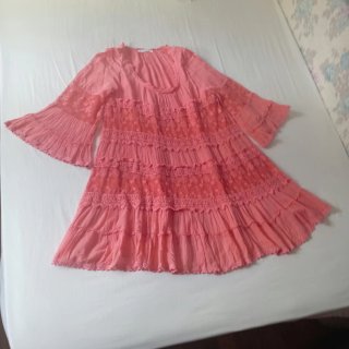 Vestido Rosa con Detalles de Encaje