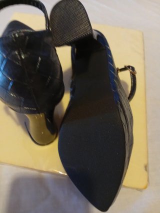 Zapatos de tacón negros con cierre
