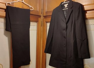 Traje de chaqueta y pantalón negro