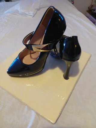 Zapatos de tacón de charol negros