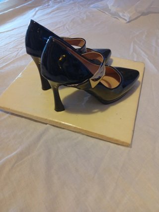 Zapatos de tacón de charol negros