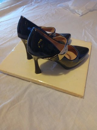 Zapatos de tacón de charol negros