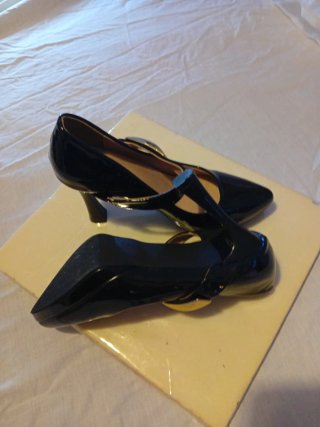 Zapatos de tacón de charol negros