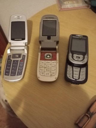 Lote 3 móviles vintage Grundig, Nokia, Samsung