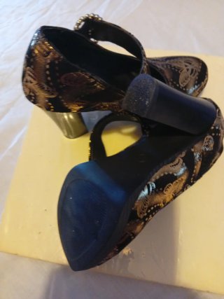 Zapatos de tacón con estampado de mariposas