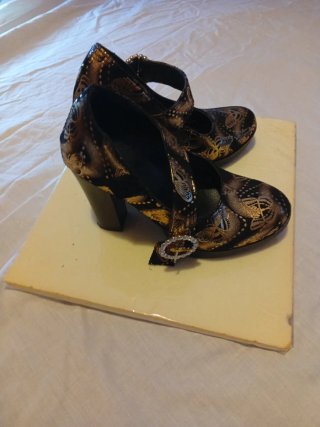 Zapatos de tacón con estampado de mariposas