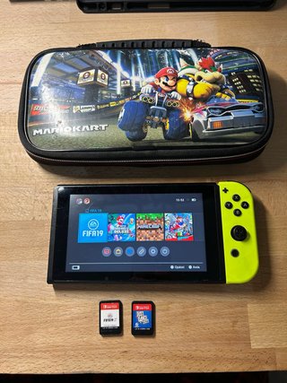 Nintendo Switch Giallo con custodia Mario Kart