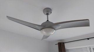 Ventilador de techo plateado con luz