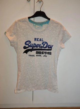 Camiseta Superdry gris con estrellas