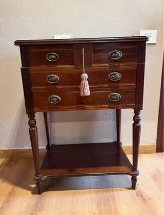 Mueble cubertería antiguo madera y cristal.