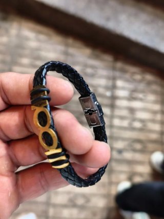 Pulsera Piel Trenzada con Detalles.