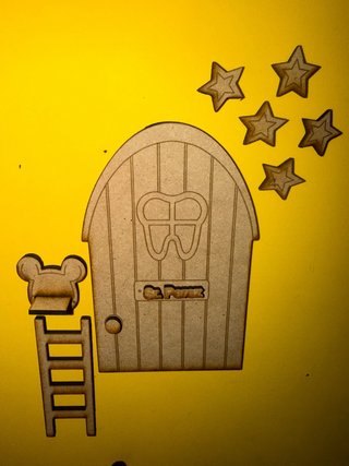 Puerta Ratoncito Pérez con escalera y estrellas