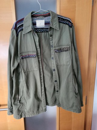 Chaqueta Pull&Bear verde con bordados