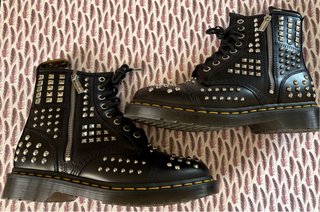 Botas Dr. Martens con tachuelas