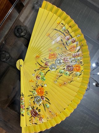 Precioso abanico amarillo con flores