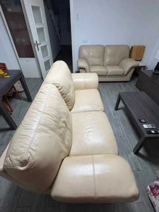 Sofás de piel beige (2 y 3 plazas)