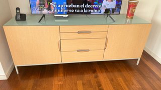 Credenza moderna in legno chiaro con superficie in vetro