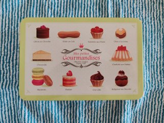Caja metálica decorada con postres