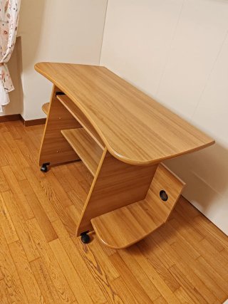 Scrivania in legno marrone