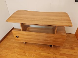 Scrivania in legno marrone