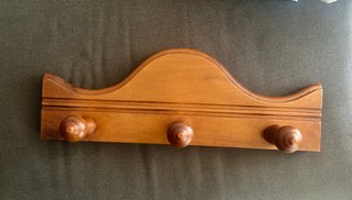 Perchero de madera con 3 ganchos