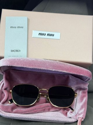 Gafas de sol Miu Miu doradas y negras
