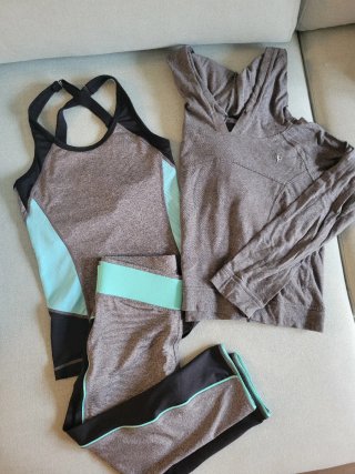 Lote Ropa Deportiva: Camiseta, Leggins y Sudadera