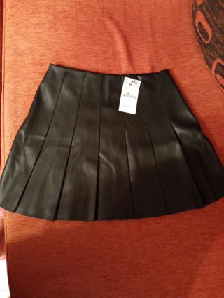 Falda Stradivarius Negra Talla S con etiqueta