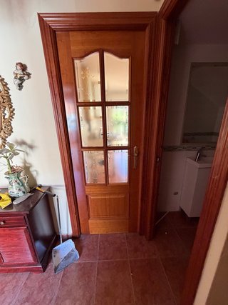Puerta de madera con cristal