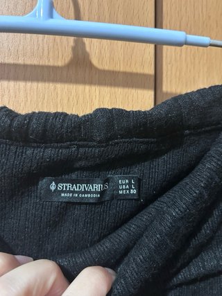 Jersey negro hombros descubiertos talla L