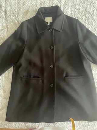 Chaquetón negro abotonado