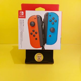 Pareja Joy-Con azul y rojo Nintendo Switch en caja