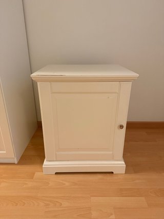 Mesa auxiliar de madera beige