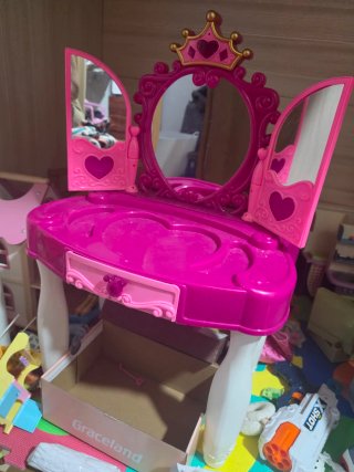 Tocador infantil rosa con corona