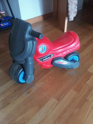 Moto de juguete roja para niños