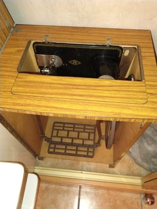 Máquina de Coser Alfa Antigua con Mueble