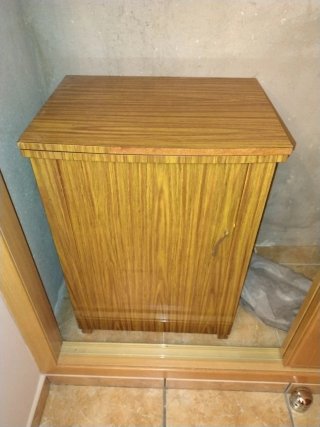 Máquina de Coser Alfa Antigua con Mueble