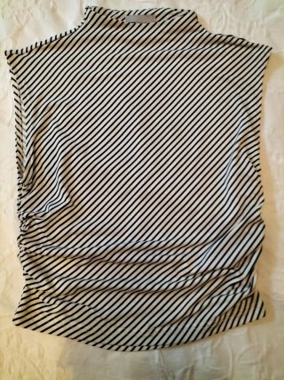 Camiseta de rayas blanca y negra