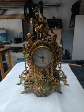 Reloj de sobremesa dorado antiguo