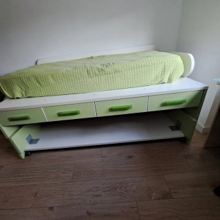 Cama infantil con cajones y colchón y más.
