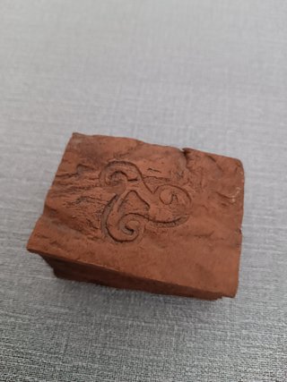 Cajita con diseño tallado