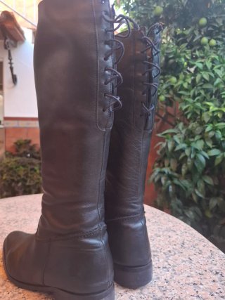 Botas de piel negras con cordones