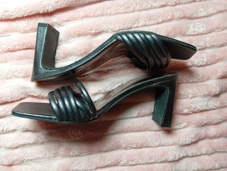 Lote de zapatos a 20€ están por estrenar.
