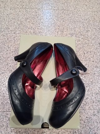 Zapatos Hush Puppies piel negra estilo británico.