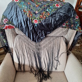 Mantón de Manila bordado diferentes tonos