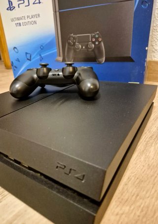 PS4 Ultimate Player 1TB Edition + Controller