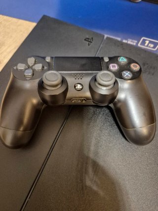 PS4 Ultimate Player 1TB Edition + Controller